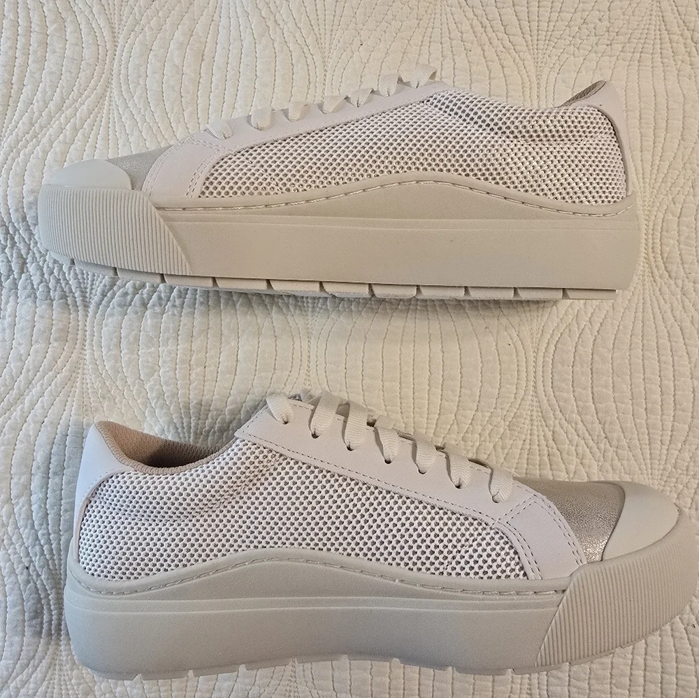 NIB Dr. Scholls Ladies Time Off Ladies Sneaker, Off White/Gold, SIZE 7.5